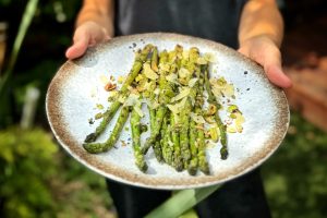groene asperges met parmezaan pistache en citroen